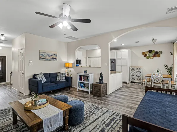 11833 Porcupine Dr, Fort Worth, TX 76244