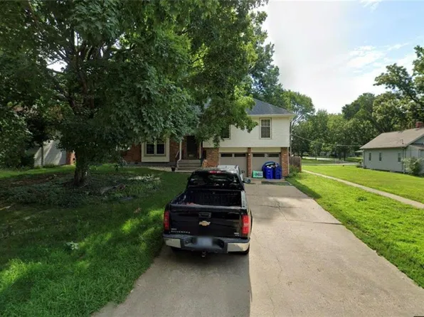 5527 Westgate St, Shawnee, KS 66216