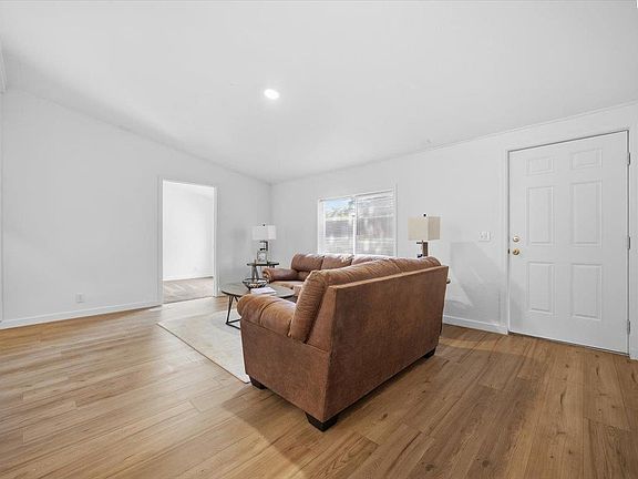 4th image of 400 14th St Lot 20
