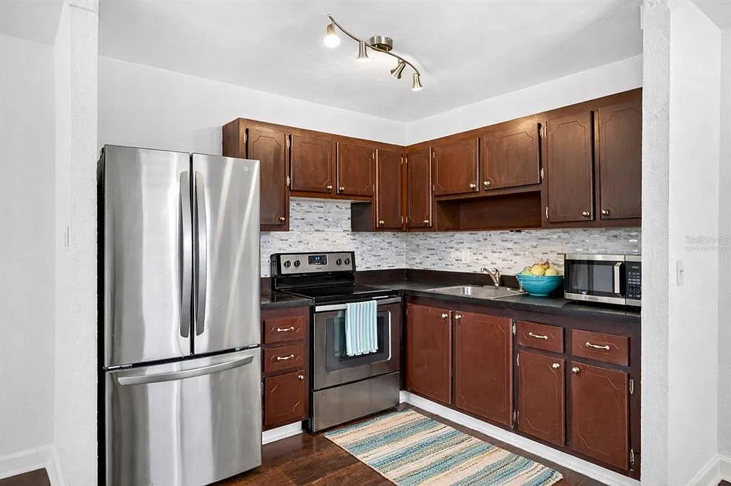 1 bed, 1.5 bath, 800 sqft, $1,400 — Photo 3
