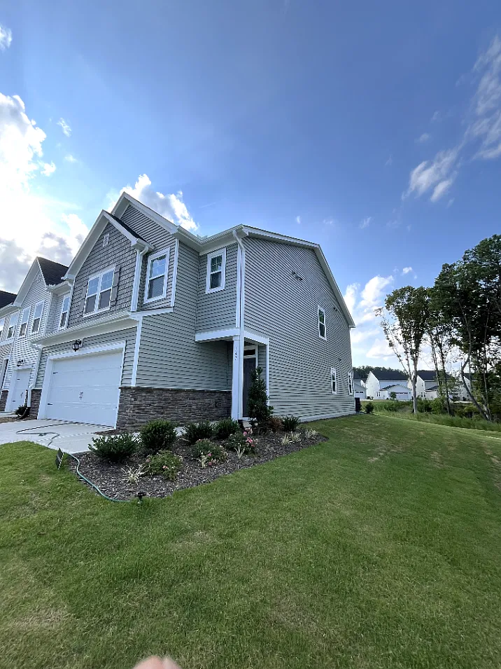 3 bed, 2.5 bath, 1954 sqft, $2,095 — Photo 2