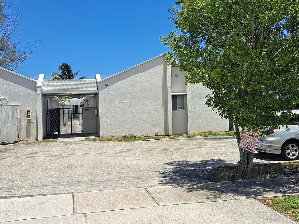 1st image of 800 Clubhouse Dr APT 4