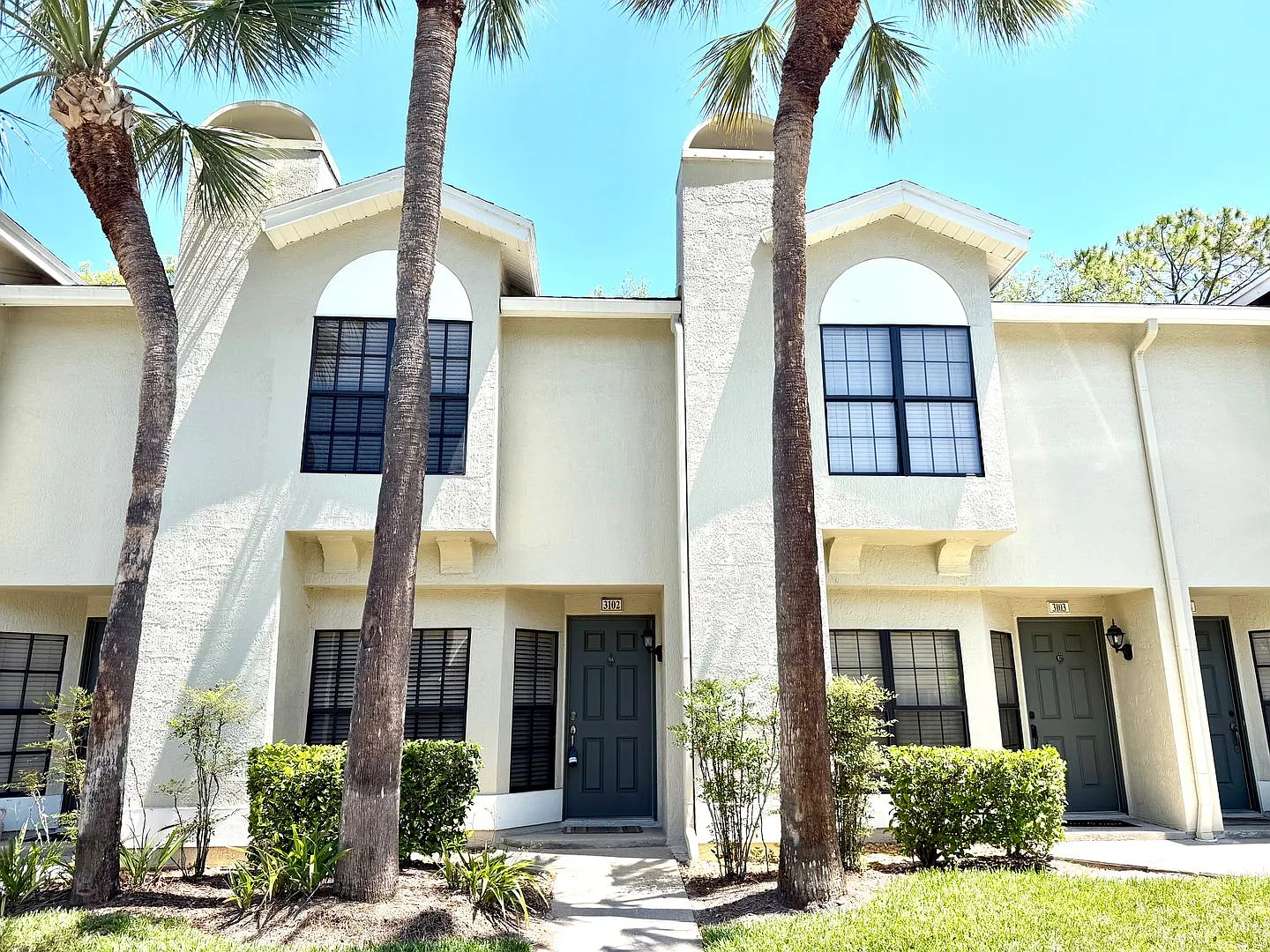 2-bedroom 2.5-bathroom condo in Faircrest — Photo 1