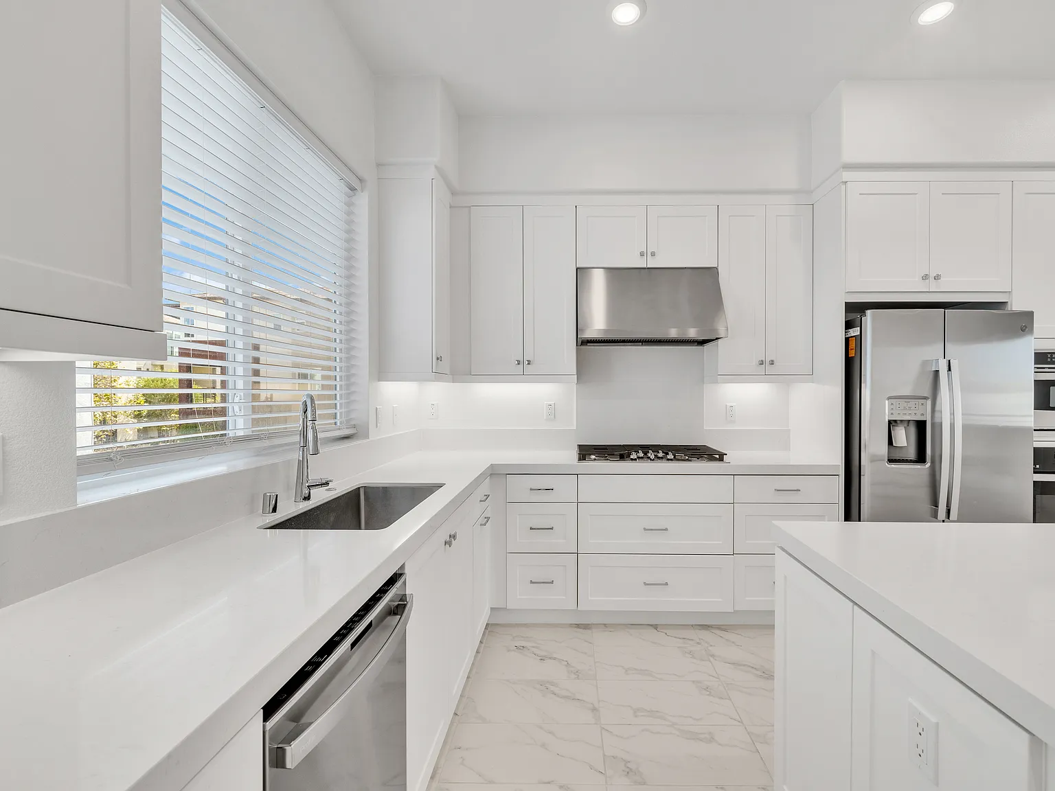3 bed, 3.5 bath, 2064 sqft, $5,100 — Photo 3