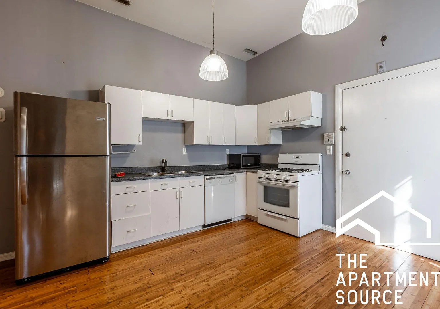 646 N Damen Ave — Photo 2