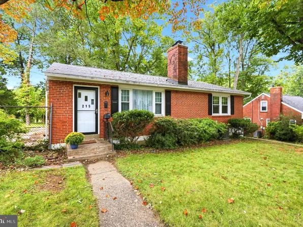 215 Parkview Dr, Broomall, PA 19008