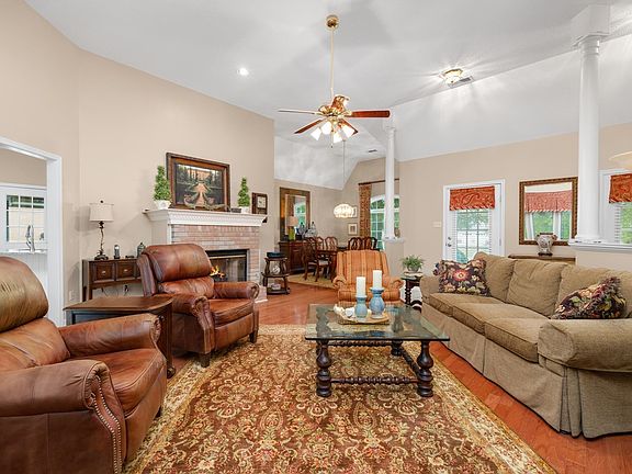5th image of 937 Charles Pl