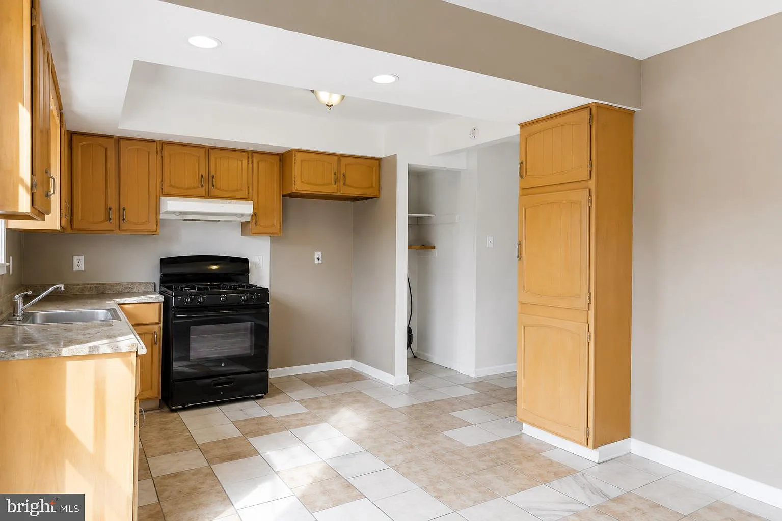 3 bed, 2.5 bath, 1600 sqft, $2,300 — Photo 4