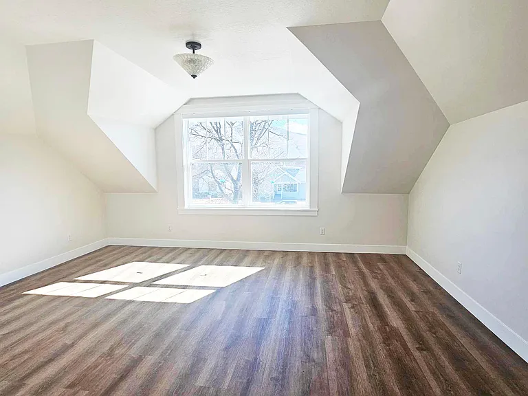 541 Brooks St — Photo 4