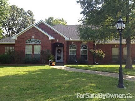 Front View
						:
						Arched Transomed Windows
Concredt Sidewalk
Side Entry Garage