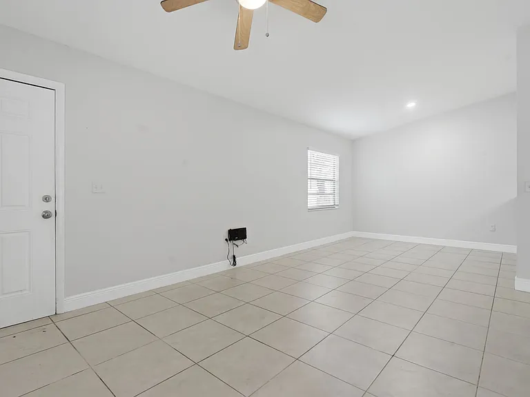 1918 Crystal Grove Dr #1918 — Photo 3