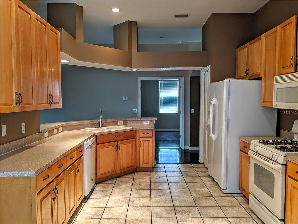 4 bed, 2.0 bath, 2032 sqft, $2,400 — Photo 3