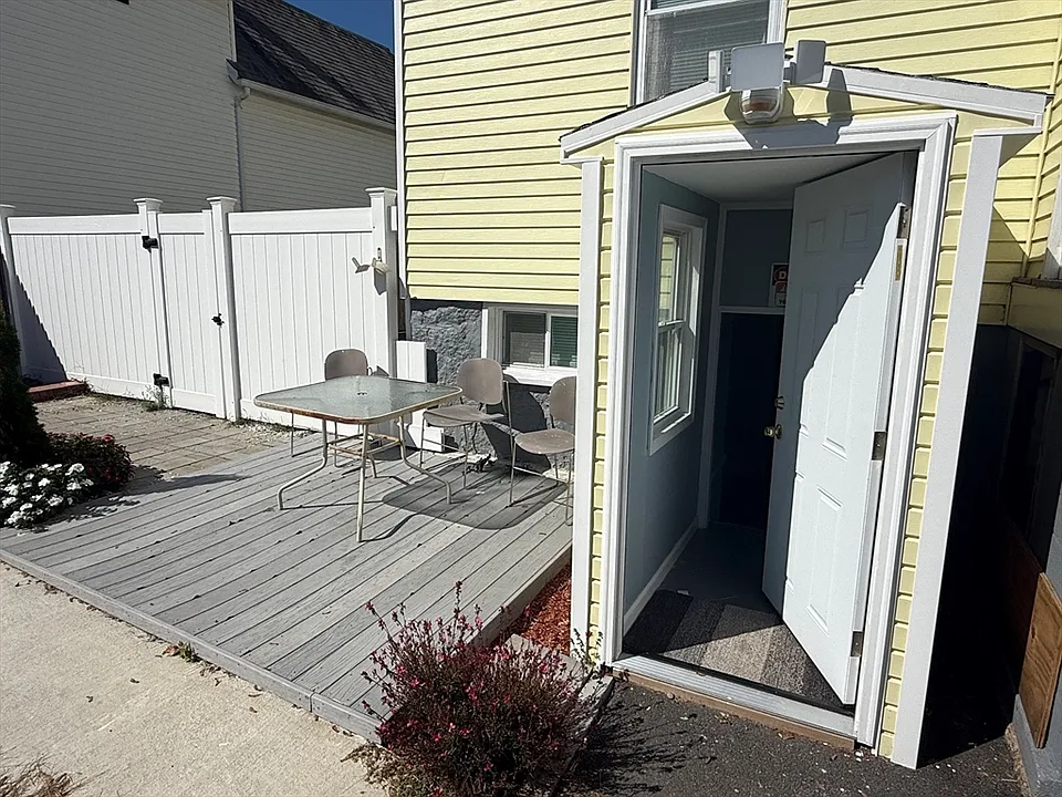 28 Albertina St #B