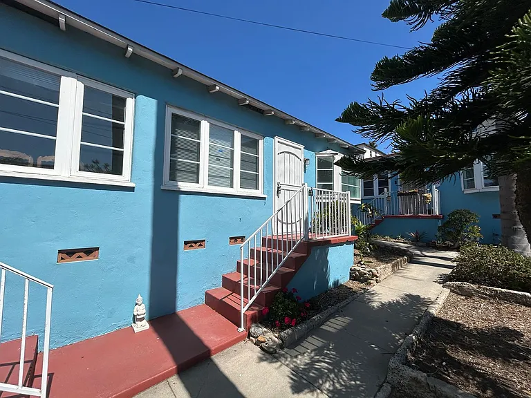 Updated Cottage in Banker's Hill — Photo 2