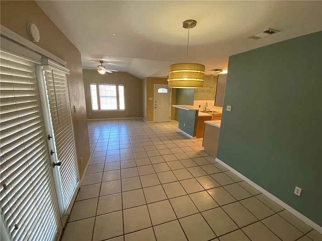 3 bed, 2.0 bath, 2562 sqft, $1,750 — Photo 4