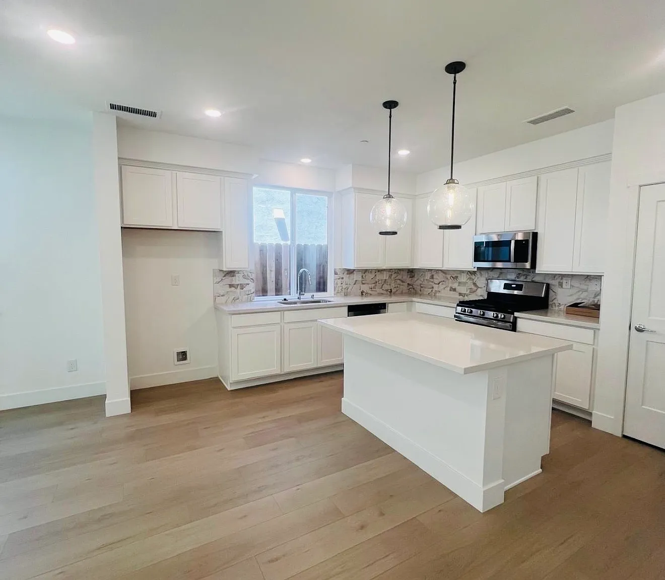 3 bed, 2.5 bath, 1685 sqft, $3,400 — Photo 1