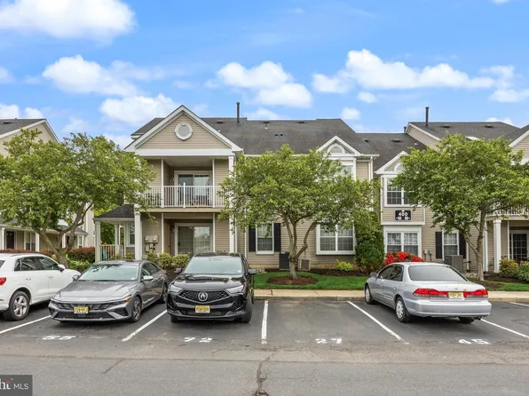 404 Saxony Dr, Mount Laurel, NJ 08054