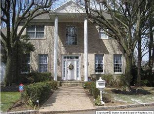 61 E Loop Rd, Staten Island, NY 10304