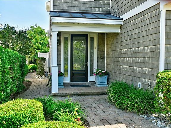 Beautiful green landscaping as you walk up to the front door. 