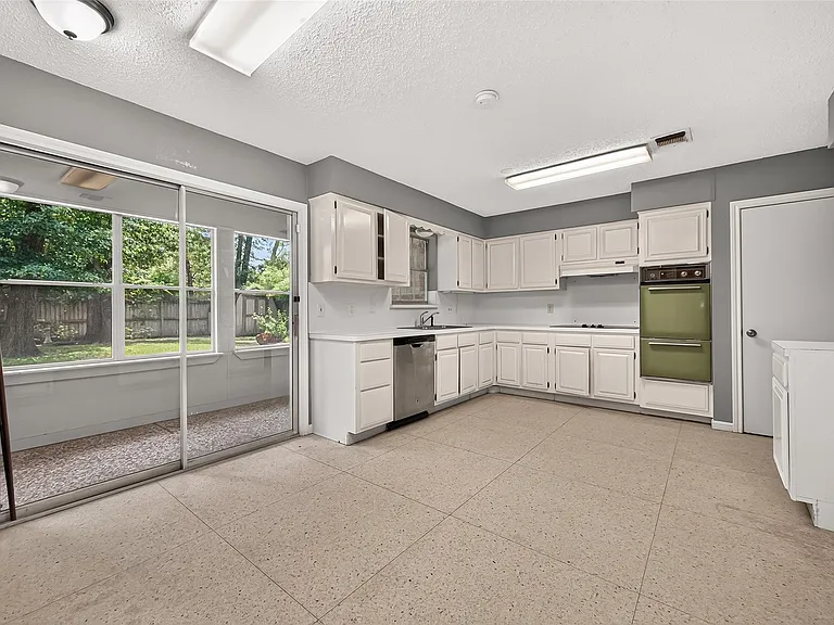 19002 Mirror Lake Dr — Photo 13