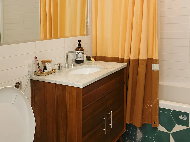 140 Scholes St #1B — Photo 11