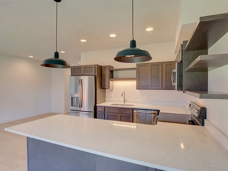 909 Washington Ave S — Photo 6