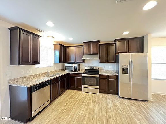 2nd image of 18 Rochambeau Ct