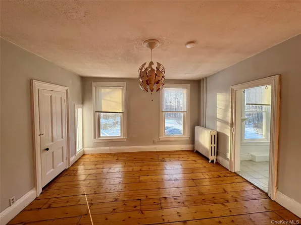 1860 E Main St APT 5, Mohegan Lake, NY 10547