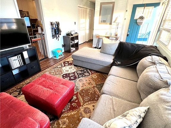 4th image of 4917 Woodbine Ave