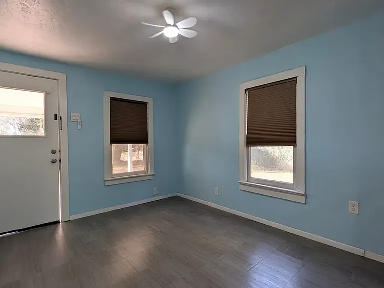 916 E Henrietta Ave — Photo 2