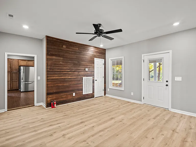 6081 Lakeview Rd — Photo 15