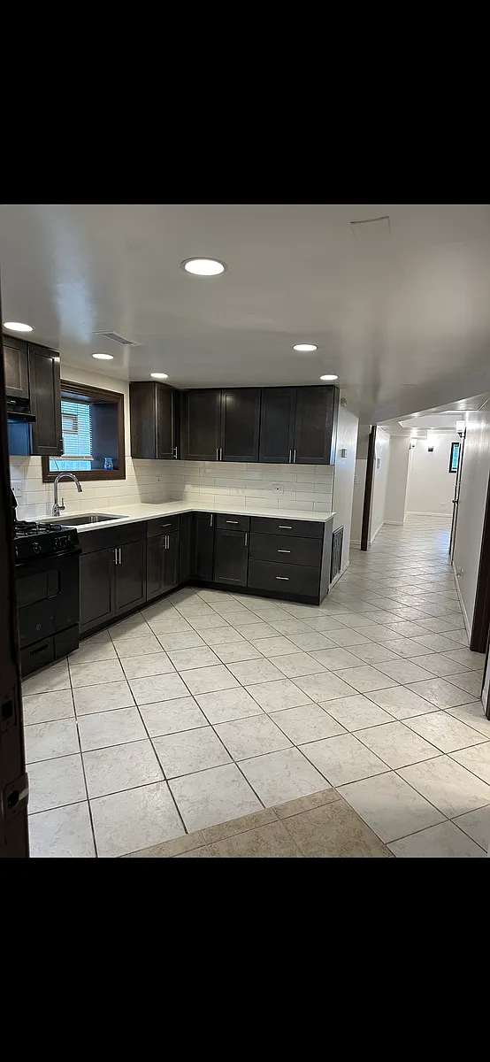 Building Photo - 8125 S Langley Ave #BASEMENT