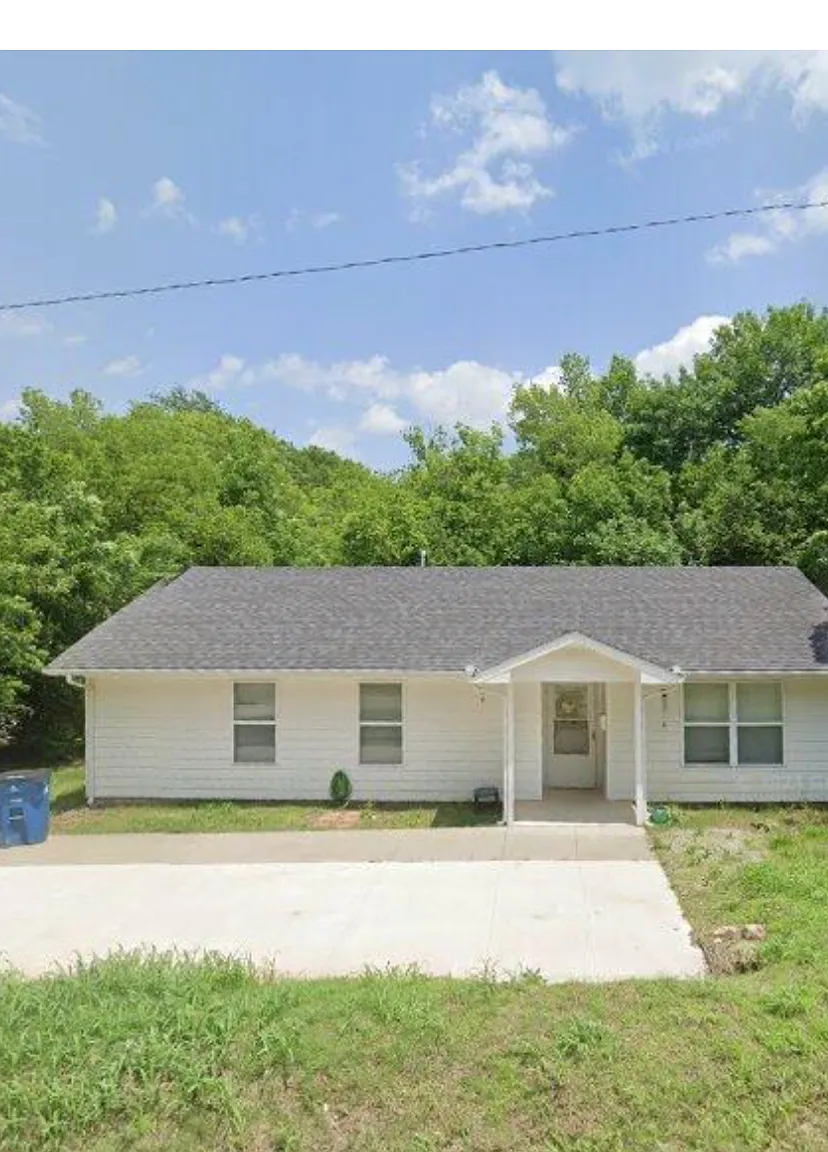 3 bed, 1250 sqft, $1,000 — Photo 1