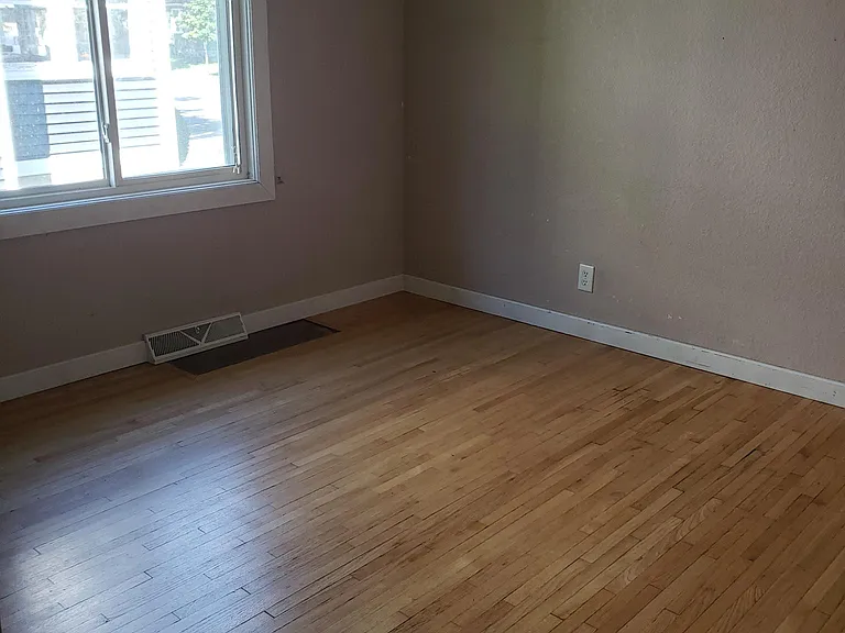 1049 23rd Ave SE — Photo 5