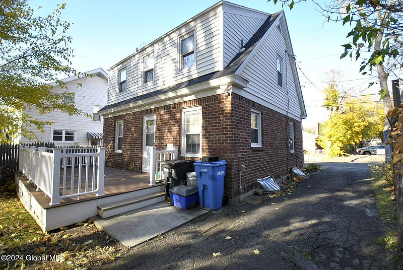 4th image of 18 Maplewood Avenue