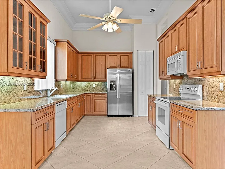 6823 Fabiano Cir — Photo 24
