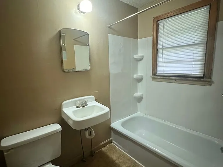 1031 S Emporia Ave — Photo 9