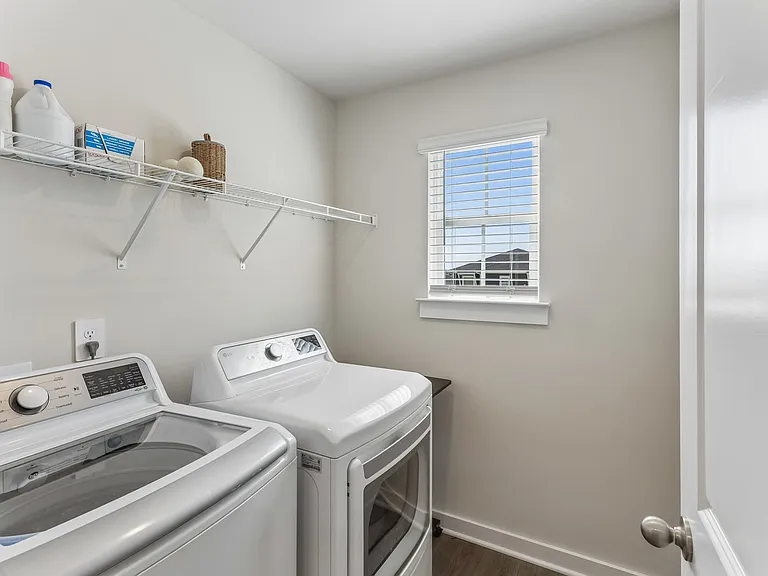 1735 Flora Grv — Photo 17