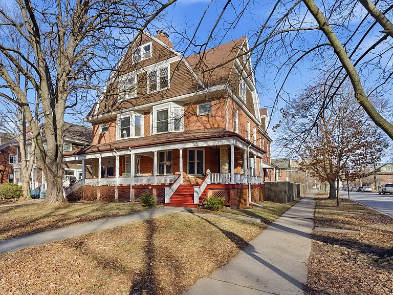 2001 Orrington Ave #2001 — Photo 1