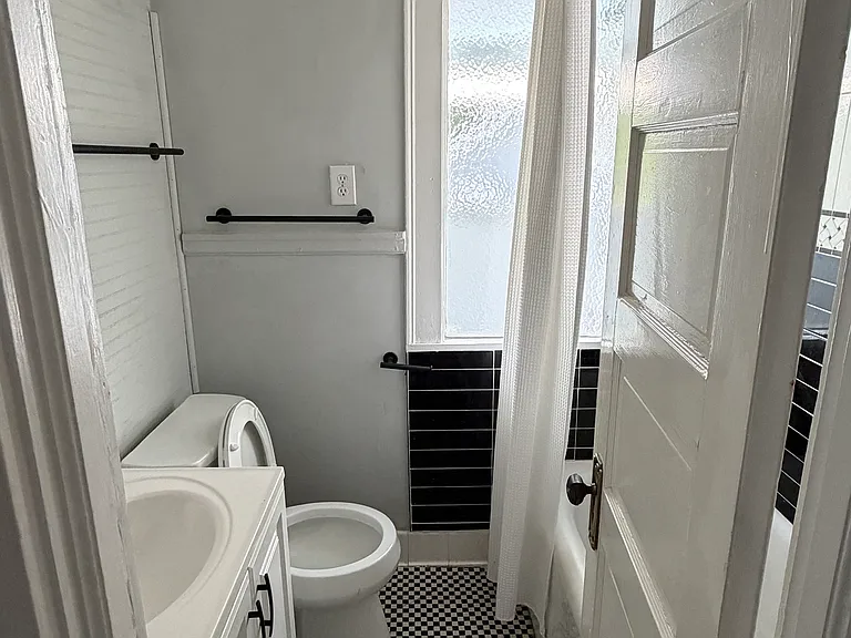 411 N Spring St — Photo 13