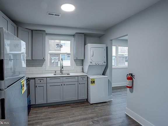 3rd image of 20-2 Florence Tollgate Pl