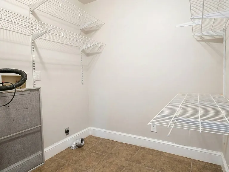 402 Laurel St — Photo 31