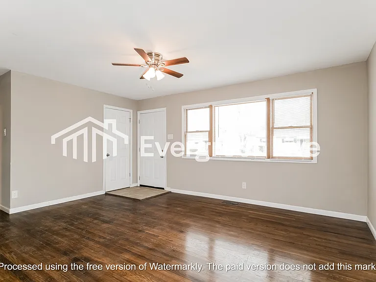 1070 Ozment Dr — Photo 3