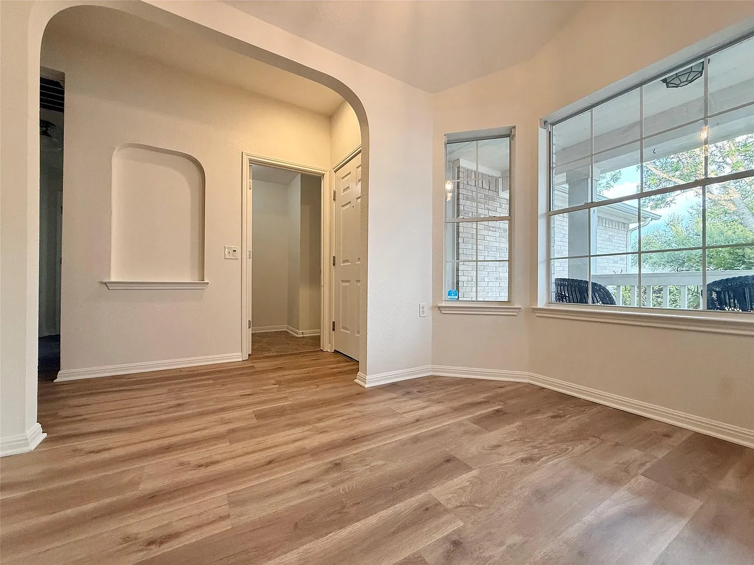3 bed, 2.0 bath, 1213 sqft, $2,400 — Photo 4