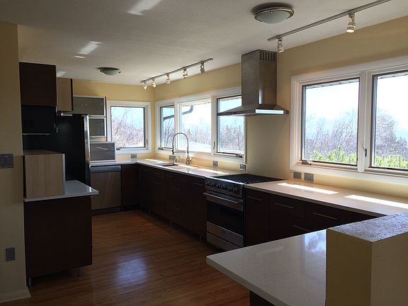 2nd image of 1211 E Skyline Pkwy