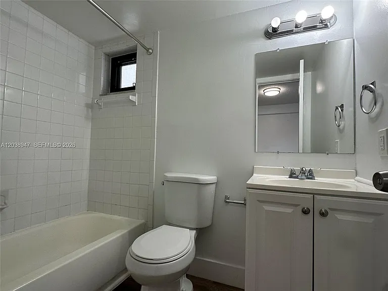 529 SW 4th St #104 — Photo 17