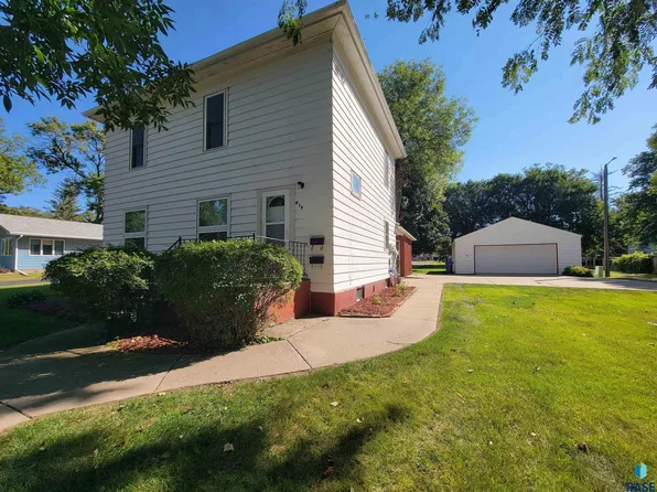 916 N Harth Ave, Madison, SD 57042