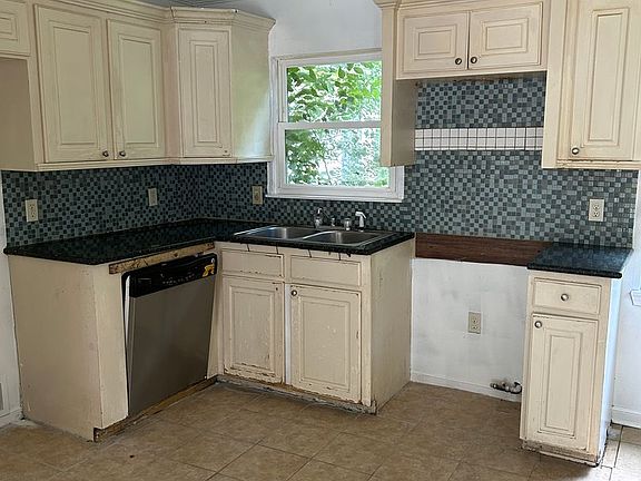 2nd image of 2771 Amherst St