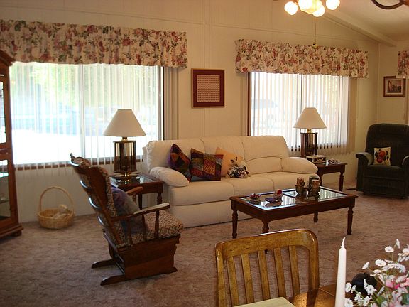 Light and bright living room w/ vaulted ceiling