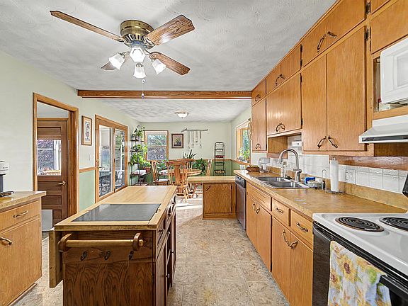 5th image of 2479 Robin Rd
